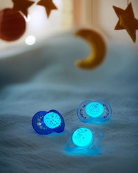 Night Soothers 0+ Months (Pack of 2), Glow in the Dark Baby Soothers with Self Sterilising Travel Case, Newborn Essentials, Blue/White, (Designs May Vary) - FoxMart™️ - FoxMart™️